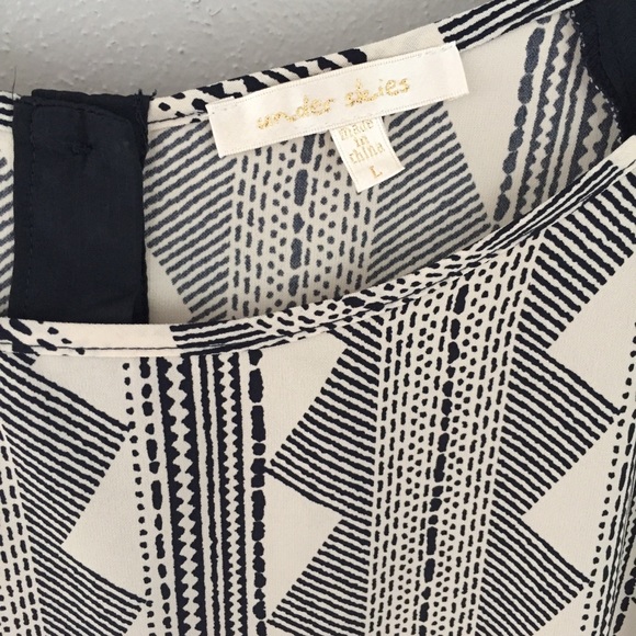 Button-Back Patterned Top - Picture 4 of 7